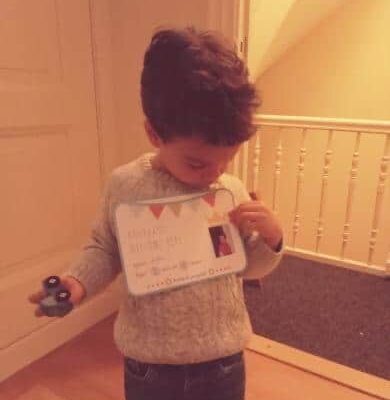 Victor tenant son diplôme de propreté